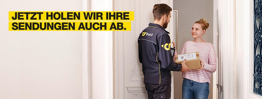 Kundin übergibt Sendung an Zusteller